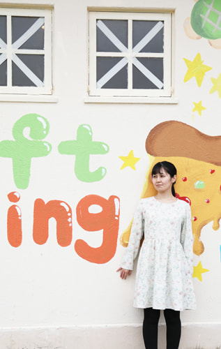 目線を外すモデル