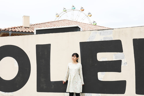 ピントを絞り観覧車を写したポートレート(横写真)