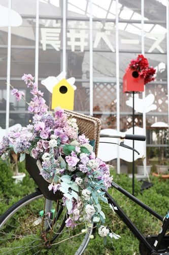 花と自転車、巣箱のオブジェ